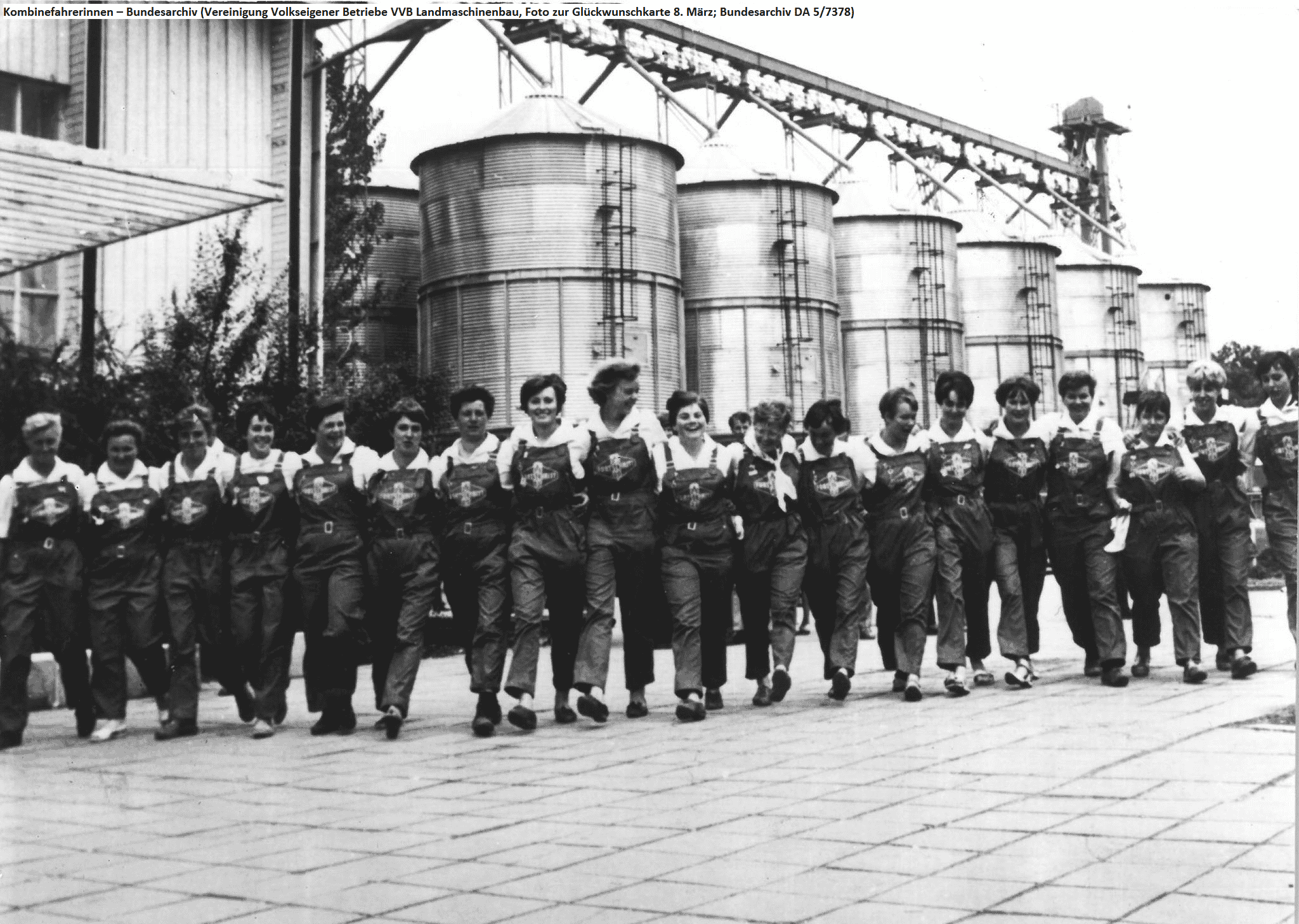 Kombinefahrerinnen – Bundesarchiv (Vereinigung Volkseigener Betriebe VVB Landmaschinenbau, Foto zur Glückwunschkarte 8. März; Bundesarchiv DA 5/7378)